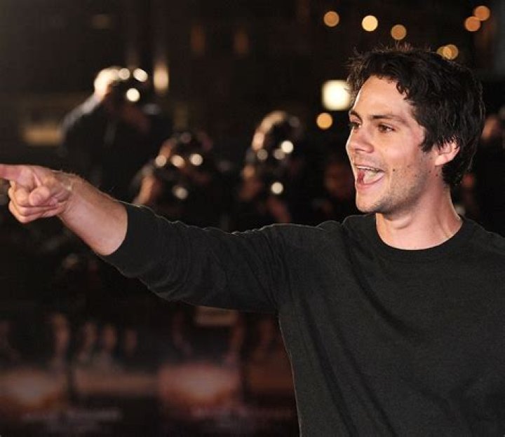 Dylan O’Brien & Chloe Bennet Have Lunch Date: Photos – Hollywood Life