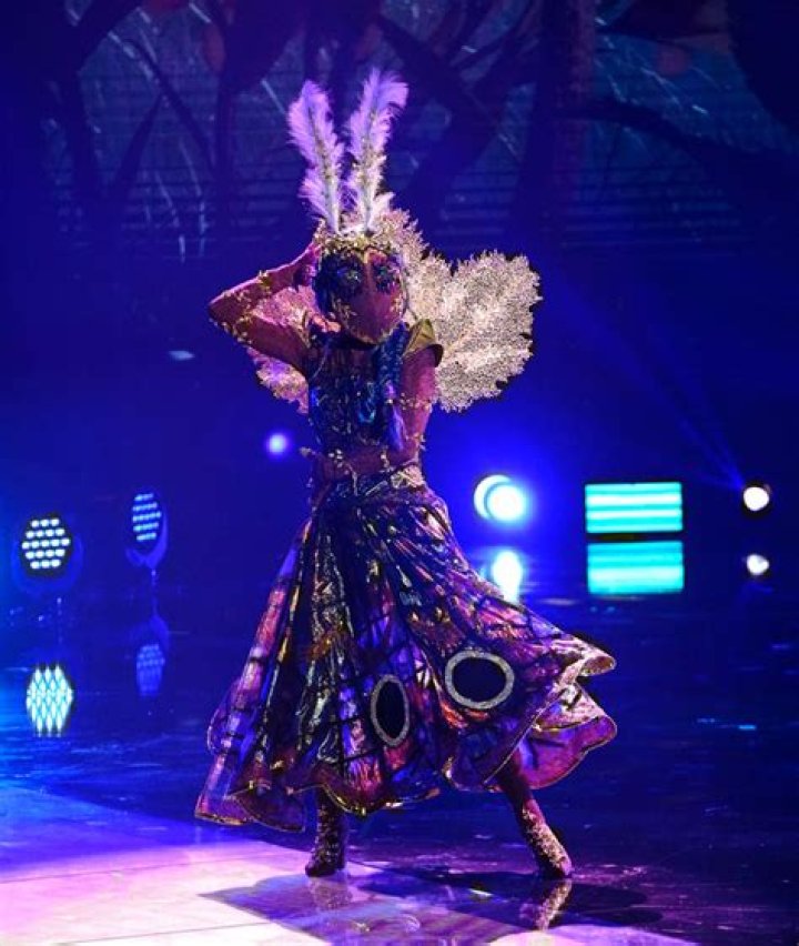 Elizabeth Smart On ‘The Masked Dancer’ & Being Miss Moth: Interview – Hollywood Life