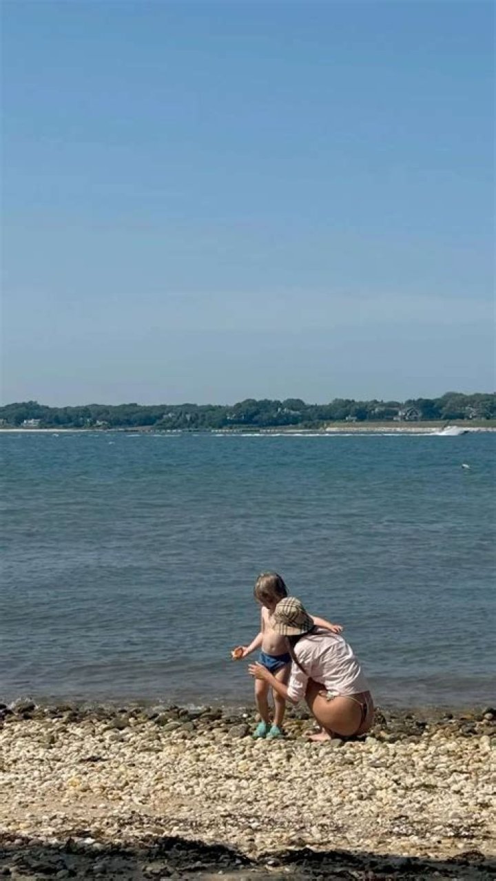 Emily Ratajkowski Rocks Sexy Bikini & Shares Photo Of Her On Maldives Vacation — Pic