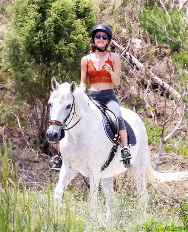 Emma Watson’s Orange Crop Top Horseback Riding: Photos – Hollywood Life