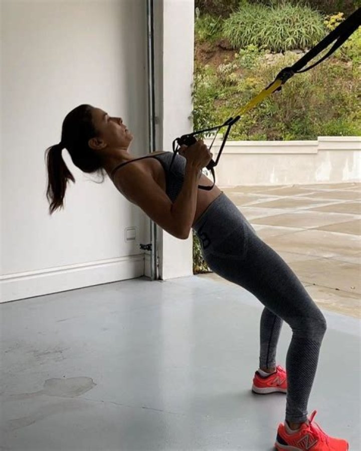 Evan Longoria’s Toned Abs During Workout In Garage Amid Isolation: Video – Hollywood Life