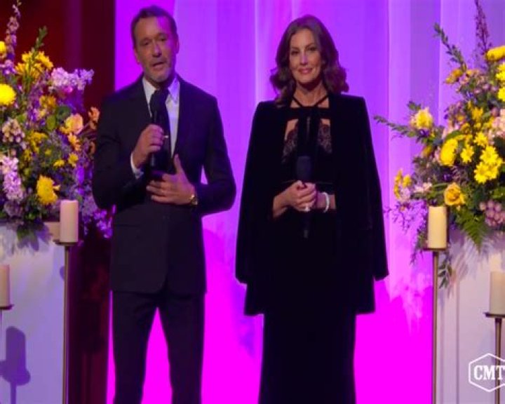 Faith Hill Cries In Loretta Lynn Tribute Speech – Hollywood Life