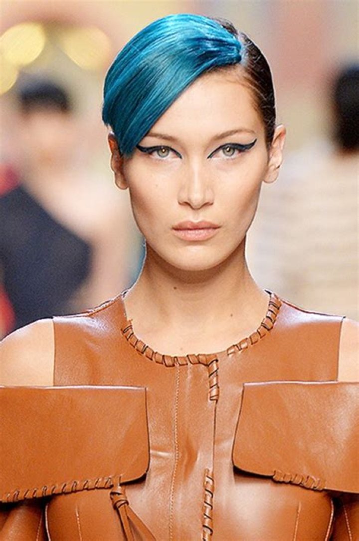 Famous Models That Looked Way Different With Bangs On The Runway — PICS