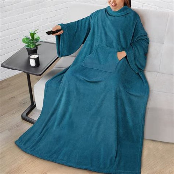 Best Fleece Blanket With Sleeves of 2023 – Hollywood Life Reviews – Hollywood Life