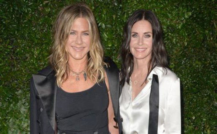 Jennifer Aniston Has Epic ‘Friends’ Reunion With Courteney Cox & Lisa Kudrow During 2020 Emmys