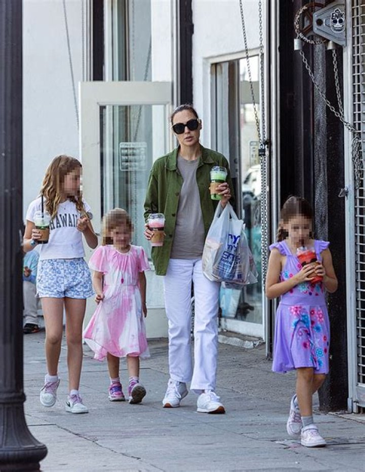 Gal Gadot & Daughters Alma & Maya Spotted In Los Angeles: Photo – Hollywood Life