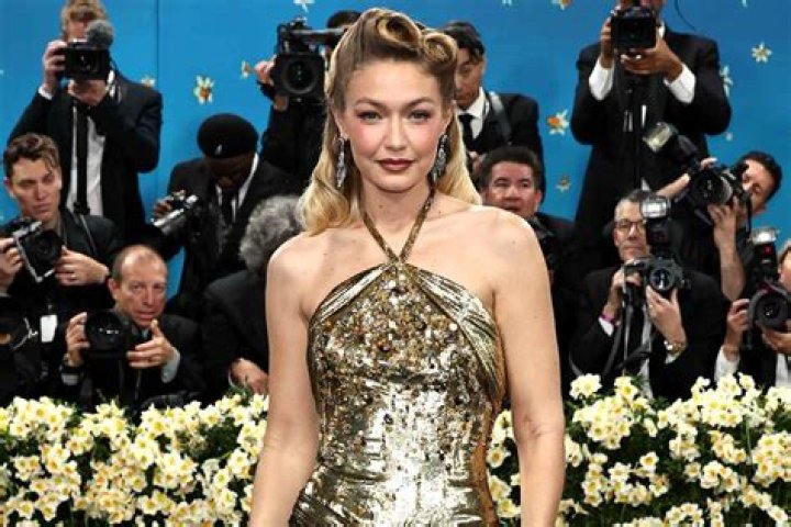 Gigi vs. Bella Hadid In 2018 — PICS