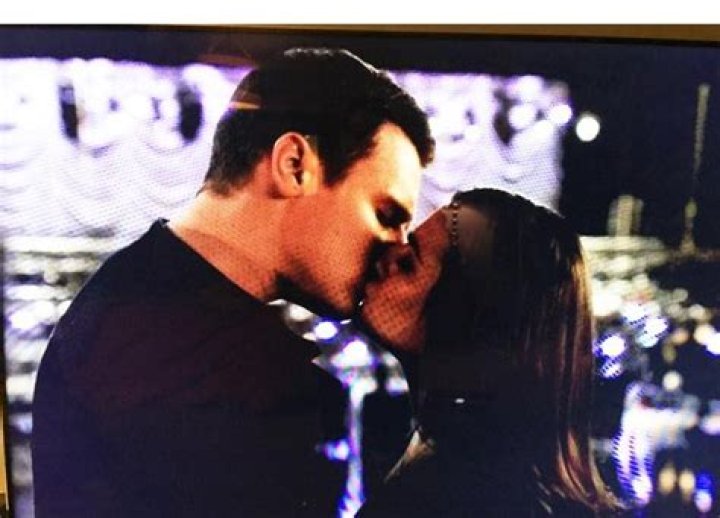 ‘Glee’ Recap: Rachel & Jesse St. James Kiss After Sectionals