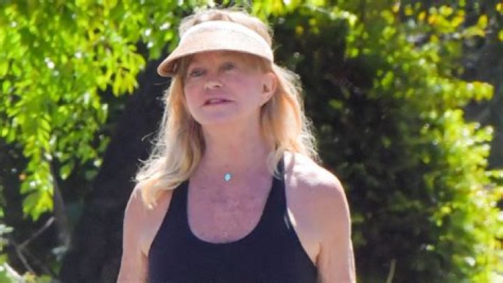 Goldie Hawn Works Out With Wine Bottles For Mental Health Video – Hollywood Life