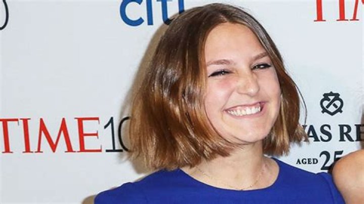 Gracie McGraw Goes Makeup-Free While Dancing In The Kitchen — Watch