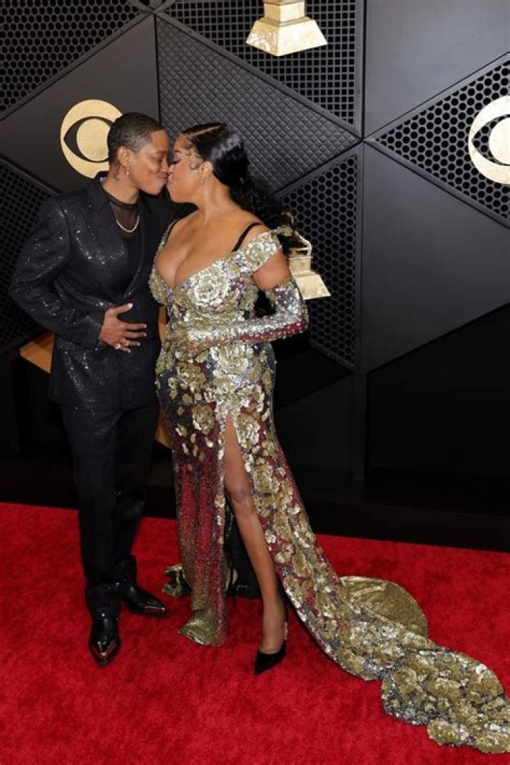 Grammys PDA Alert: Justin & Hailey, Kourtney & Travis, & More Stars Kissing On The Red Carpet
