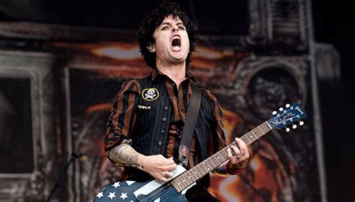 Performer Dies Mid-Concert After Falling 100 Feet – Hollywood Life