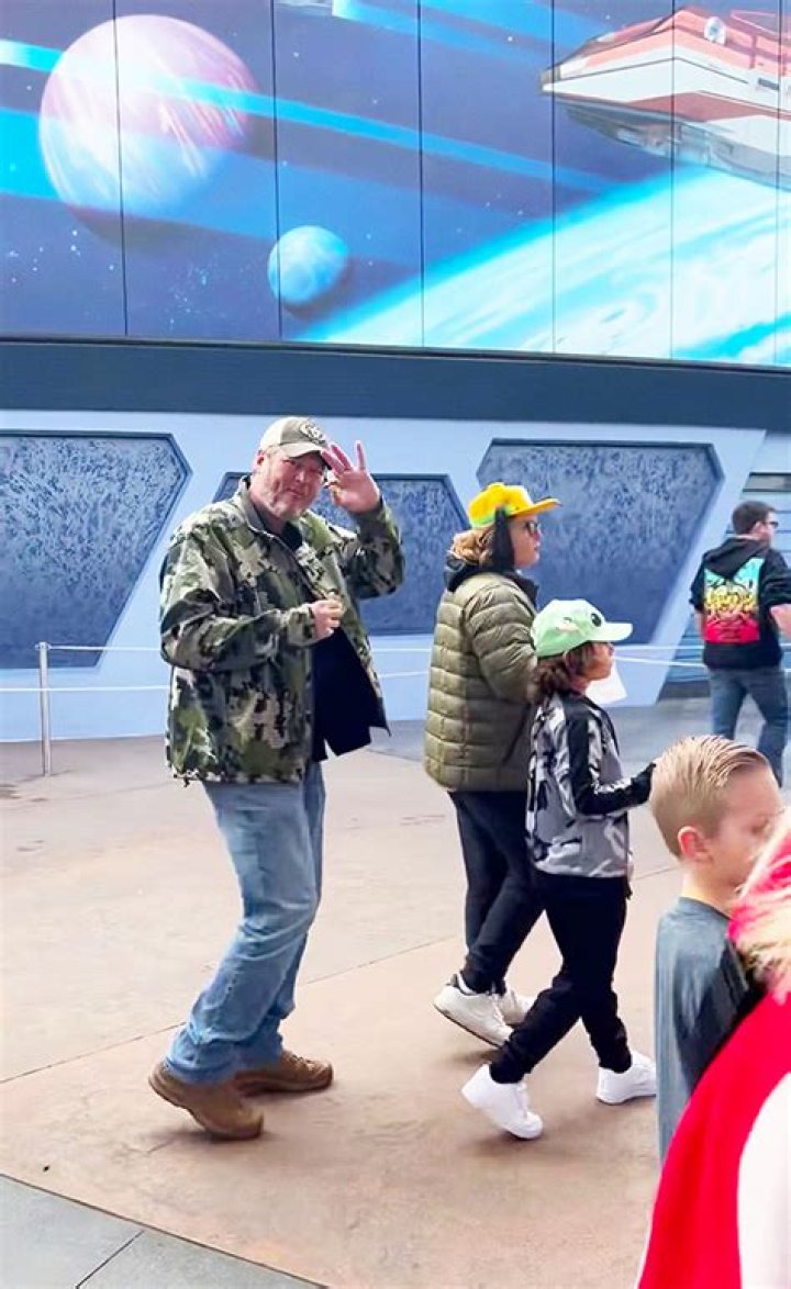 Gwen Stefani & Blake Shelton Bring Her Sons To Disneyland – Hollywood Life