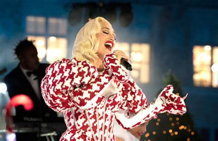 Gwen Stefani’s ‘You Make It Feel Like Christmas’ — PICS