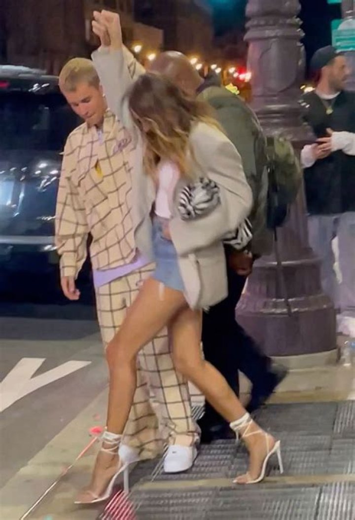 Hailey Baldwin Wears Daisy Dukes On Philadelphia Date With Justin Bieber – Hollywood Life