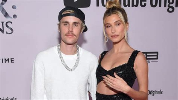 Hailey Baldwin & Justin Bieber Are The Ultimate ‘Friends’ Superfans In Pics With Cast At Reunion