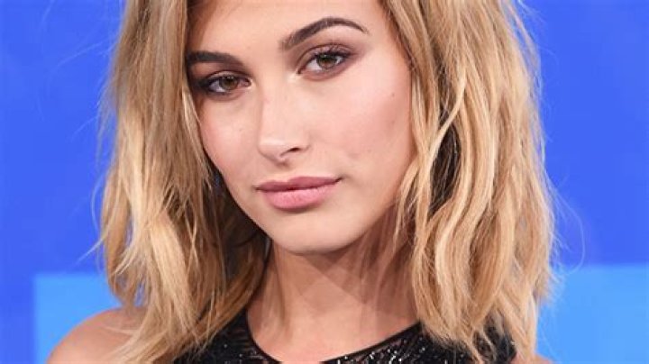Hailey Baldwin’s Textured Lob & Smokey Eye At The MTV VMAs