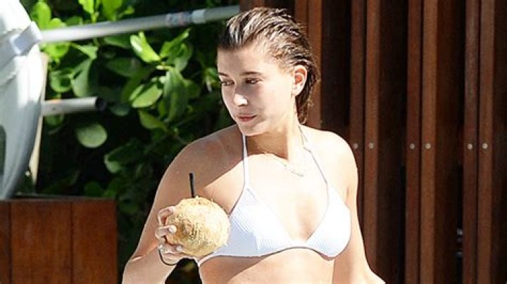 Hailey Bieber Rocks Green String Bikini For Mirror Selfie: Photo – Hollywood Life