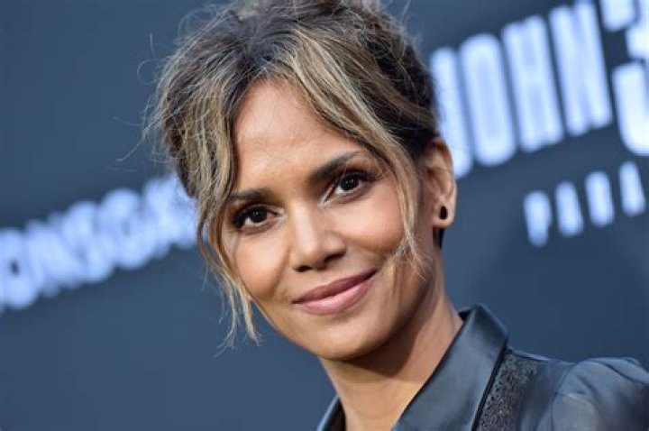 Halle Berry Goes Without Makeup In Gorgeous Selfie — See It Here – Hollywood Life