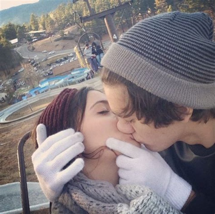 Harry Styles & Kendall Jenner’s Kissing Pic? — Truth Revealed