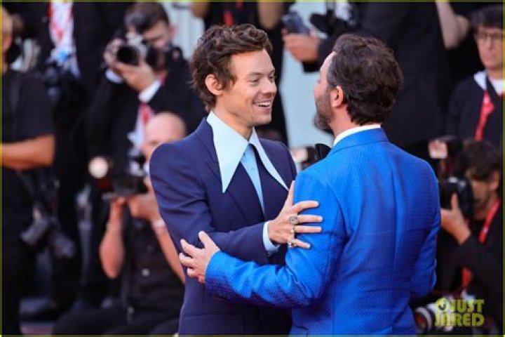 Harry Styles Kisses Nick Kroll On The Lips At ‘Darling’ Event: Watch – Hollywood Life