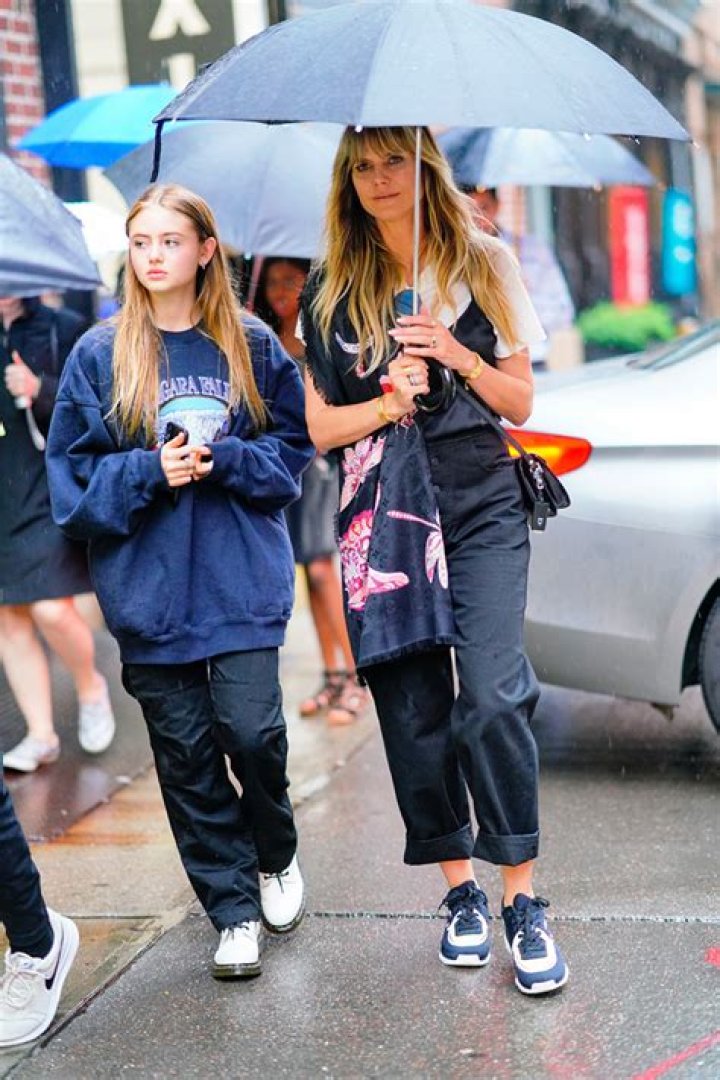 Heidi Klum Twins With Daughter Leni, 16, In ‘All Natural’ Makeup-Free Selfies