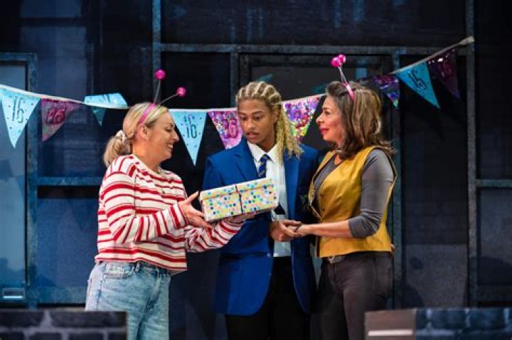 ‘House Of Cards’ Sex Scene — Season 2’s Kinky Threesome Everyone’s Talking About – Hollywood Life