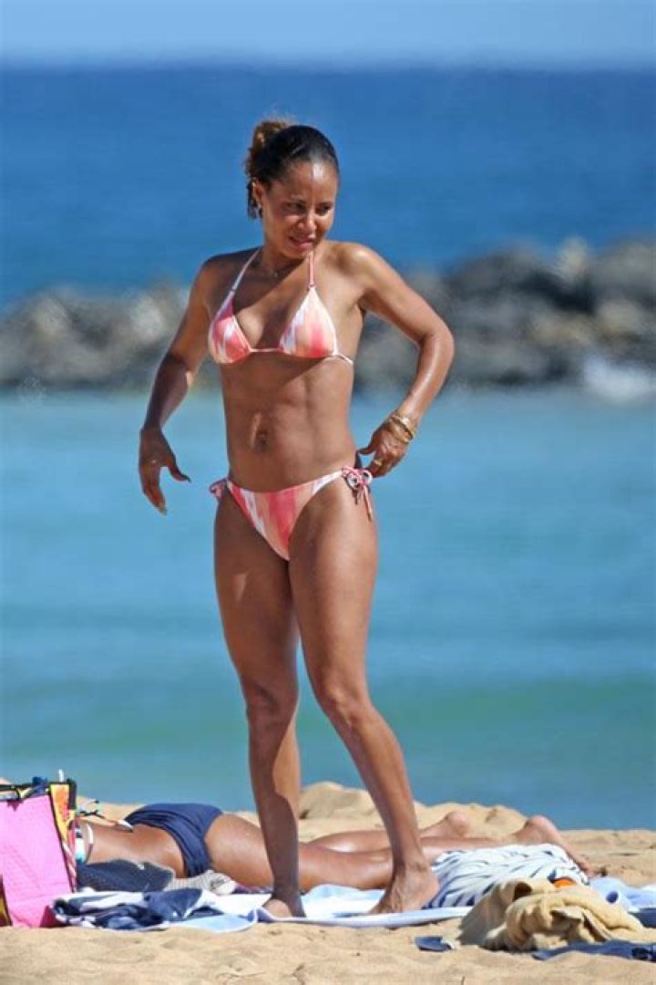 Jada Pinkett Smith’s Abs On Full Display In Sexy Bikini — See Pic – Hollywood Life
