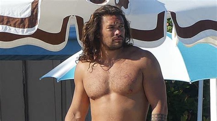 Jason Momoa’s Being Trolled Over His ‘Dad Bod’ & Losing His ‘Abs’ By Crazy, Crazy Internet People