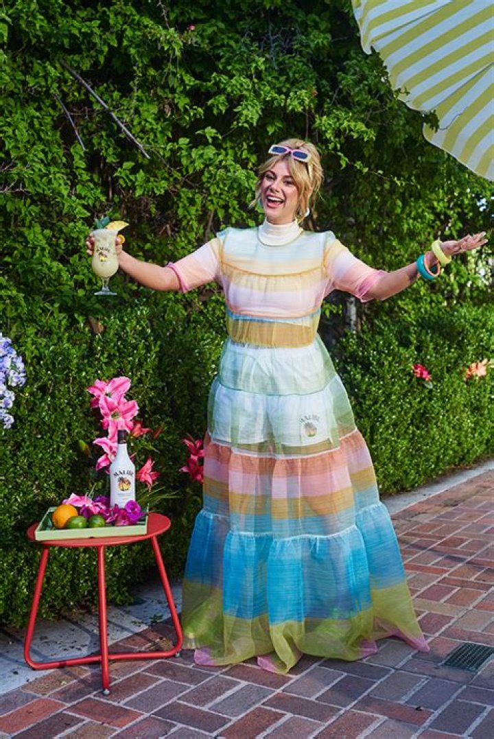 It’s Giving ‘Vacay Vibes’ – Hollywood Life