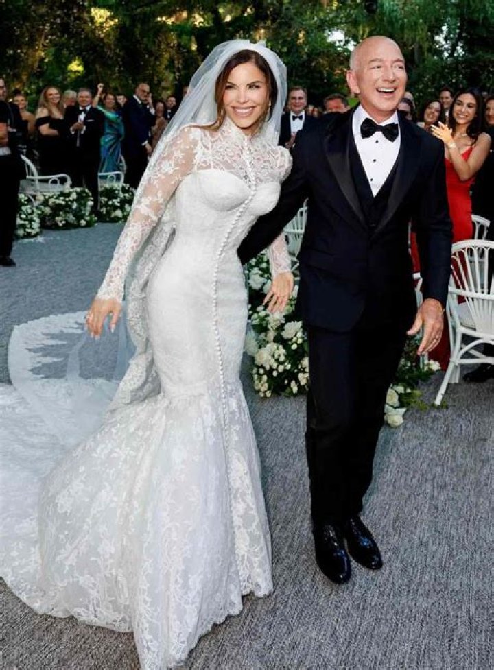 Jeff Bezos & GF Lauren Sanchez Step Out For Shopping Date In NYC – Hollywood Life