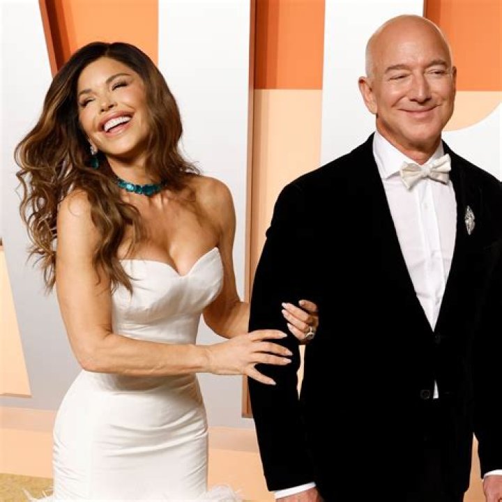 Jeff Bezos & Lauren Sanchez Are ‘Planning On Moving In Together’ Just Weeks After Splits From Exes