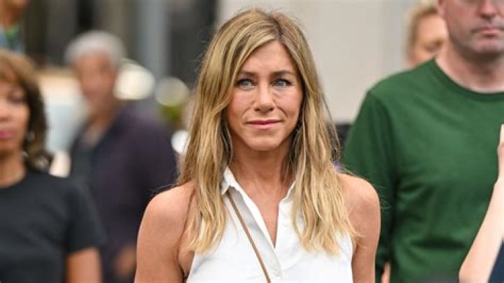 Jennifer Aniston Admits She’s Hoping To Date Someone Outside Of Hollywood: ‘That’d Be Nice’