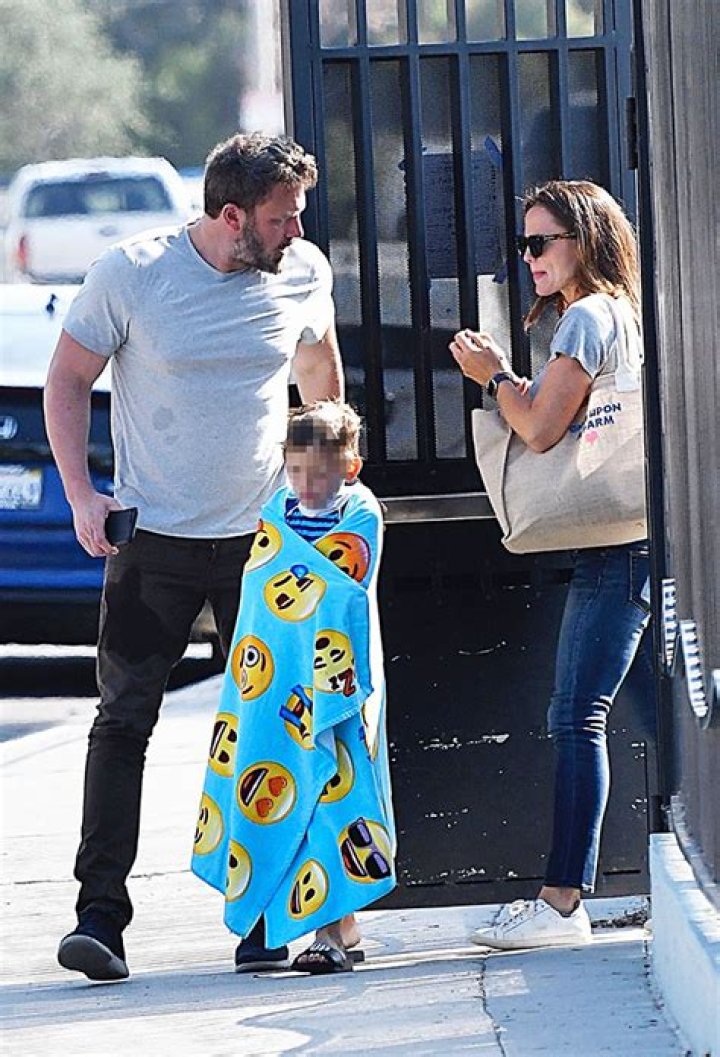 Jennifer Garner & Ben Affleck Watch Son Samuel At Swim Class: Pics – Hollywood Life