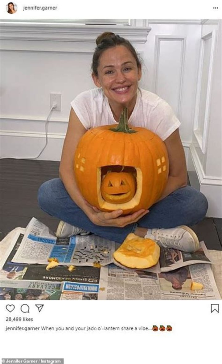 Jennifer Garner, 48, Shuts Down Speculation That She’s Pregnant After Fan Mistakes IG Post For Announcement