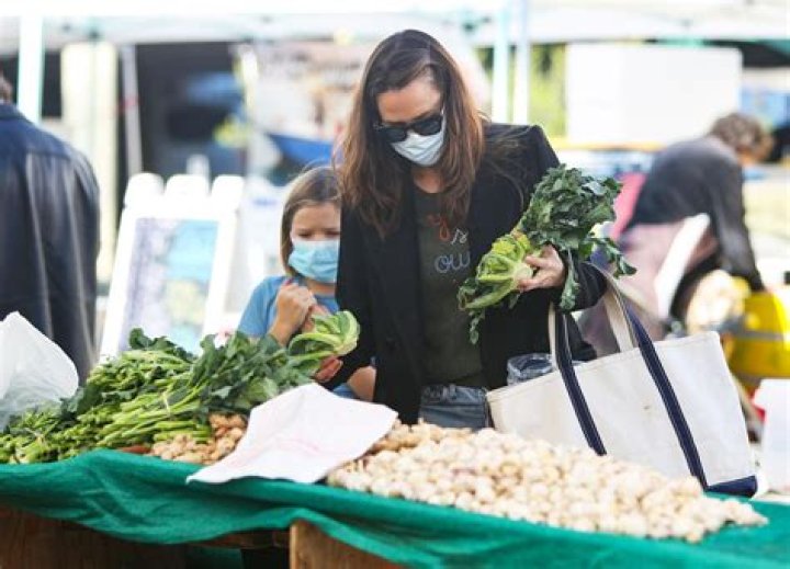 Jennifer Garner & Son Samuel Visit Farmers Market: Photos – Hollywood Life