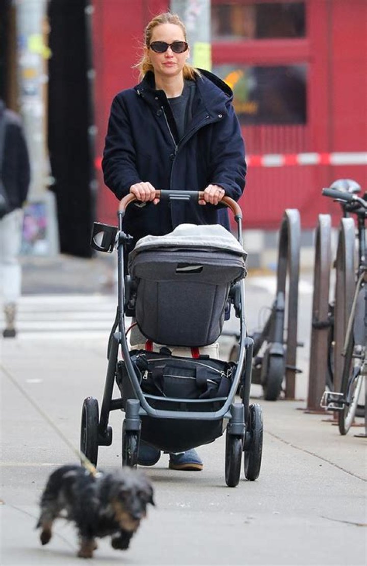 Jennifer Lawrence Goes Makeup Free With Son Cy: Photos – Hollywood Life