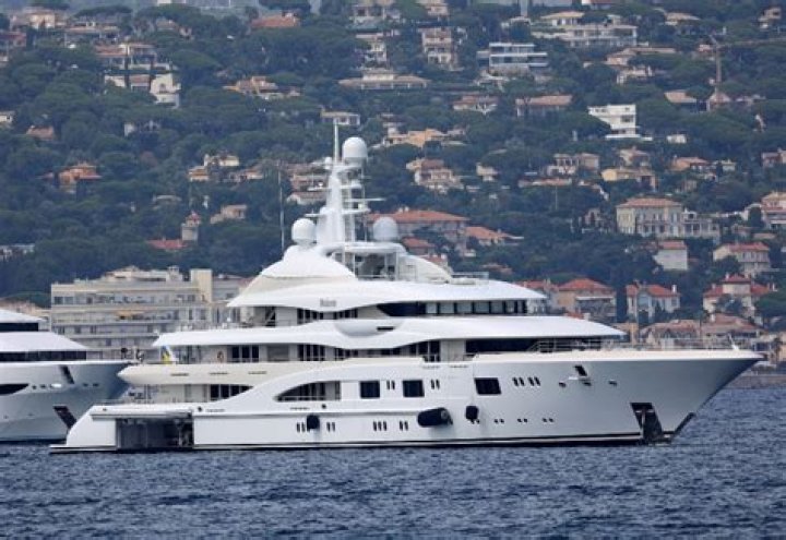 J.Lo’s 85-Meter Yacht Sails By A-Rod’s 55-Meter Boat – Surprise Photos Of The Close Encounter