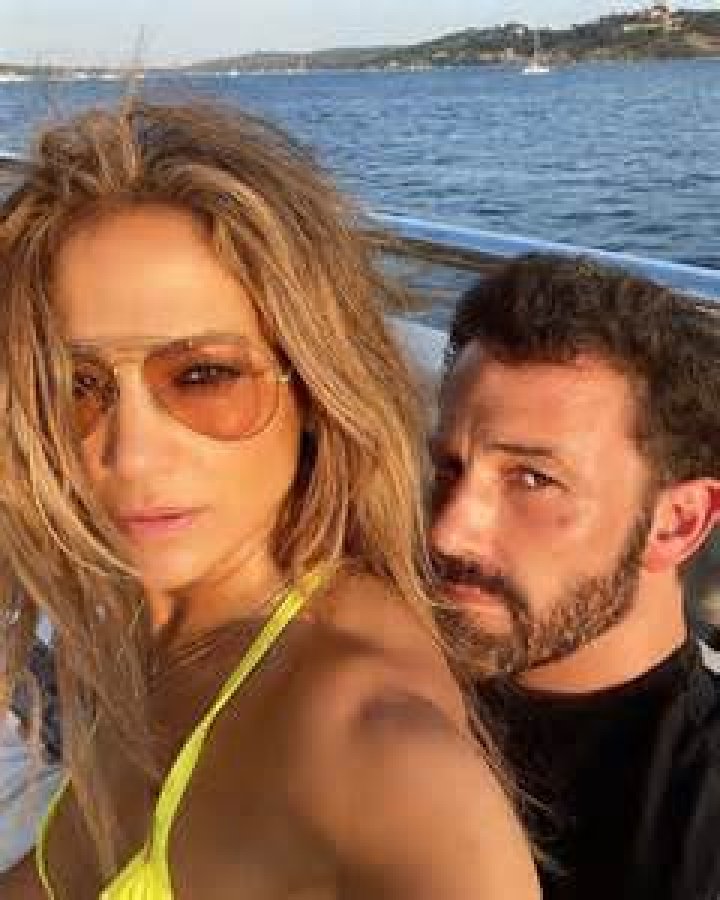 Jennifer Lopez & Ben Affleck Are Seen Meditating & Smoking In Miami – Hollywood Life