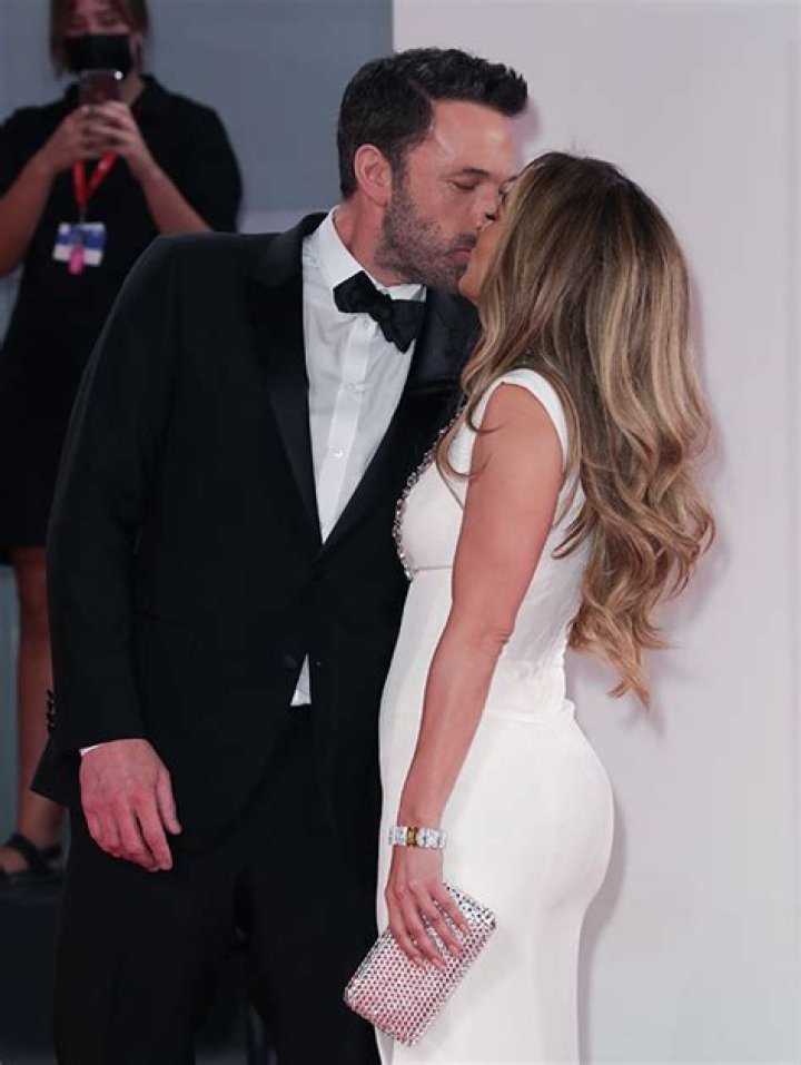 Jennifer Lopez & Ben Affleck’s PDA On First Red Carpet – Photos – Hollywood Life