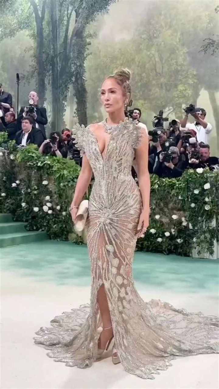 Jennifer Lopez Slays In Sexy Embellished Gown At People’s Choice Awards