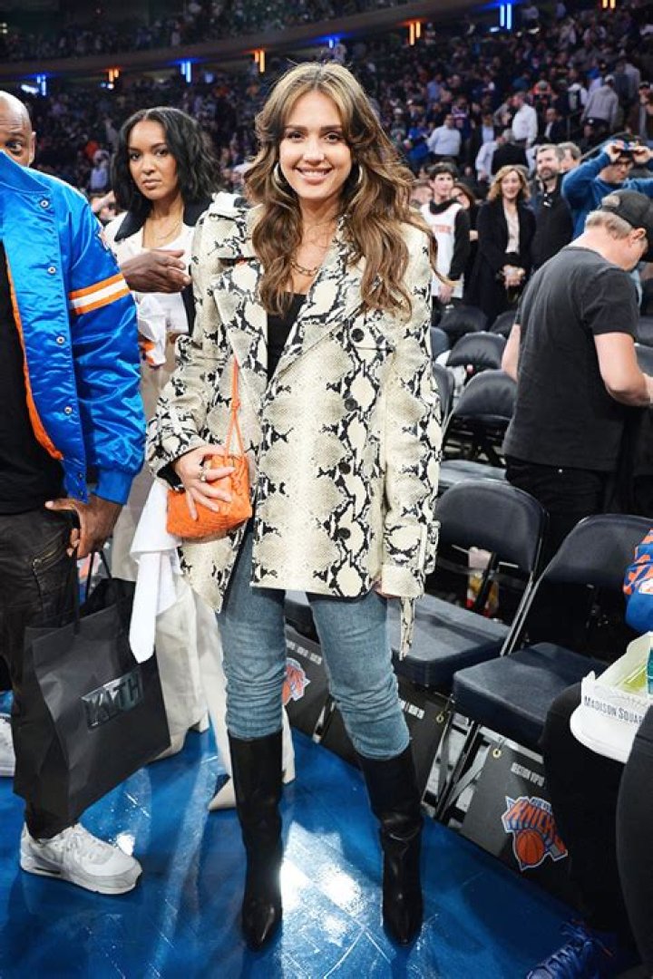 Jessica Alba Attends Knicks Game & Sits Courtside: Photo – Hollywood Life