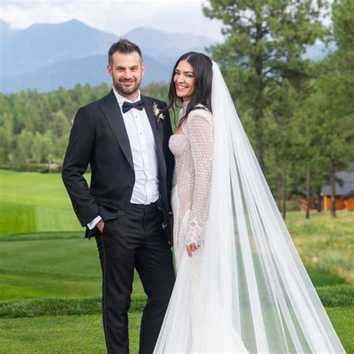 Jessica Szohr Engaged: ‘Gossip Girl’ Star Shows Off Massive Ring & Gets Well Wishes From Famous Friends