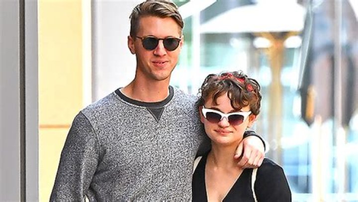 Joey King Engaged To BF Steven Piet & Shares First Look At Ring – Hollywood Life