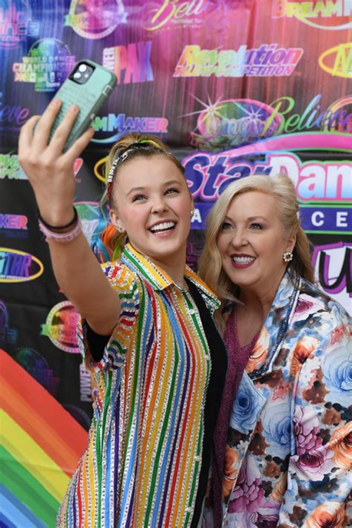 JoJo Siwa Discusses Weight Loss From ‘Dancing With The Stars’ – Hollywood Life