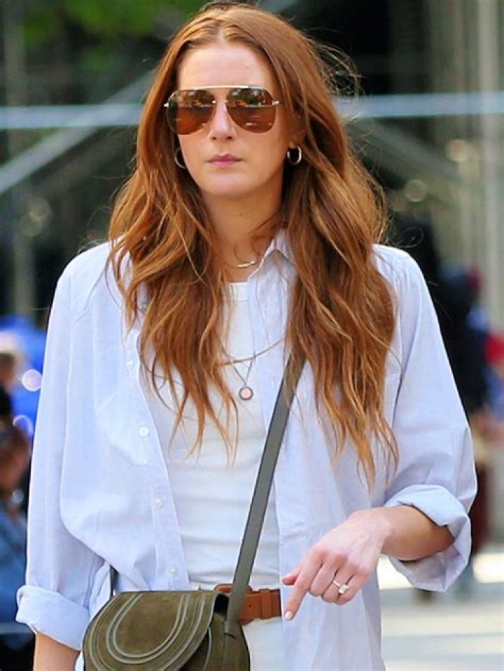 Jon Hamm’s Fiancee Anna Osceola Shows Off Engagement Ring – Hollywood Life