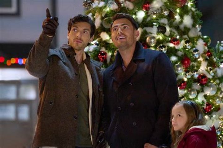 Jonathan Bennett On ‘The Holiday Sitter’ Hallmark Movie (Exclusive) – Hollywood Life