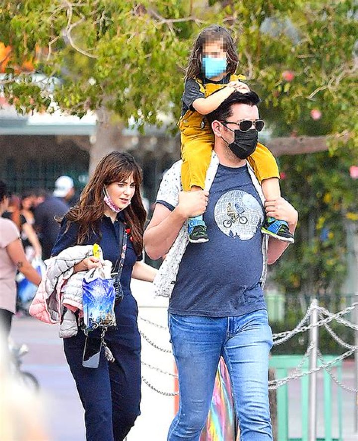 Jonathan Scott & Zooey Deschanel Take Her Kids On A Disneyland Trip – Hollywood Life