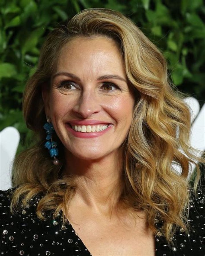 Julia Roberts: Awkward Newspaper Error Claims Actress’ ‘Holes’ Have Gotten Better With Age