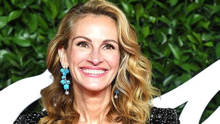 Julia Roberts, 52, Rocks The Ultimate Power Suit While Urging Followers To ‘Vote’: ’15 Days To Go’